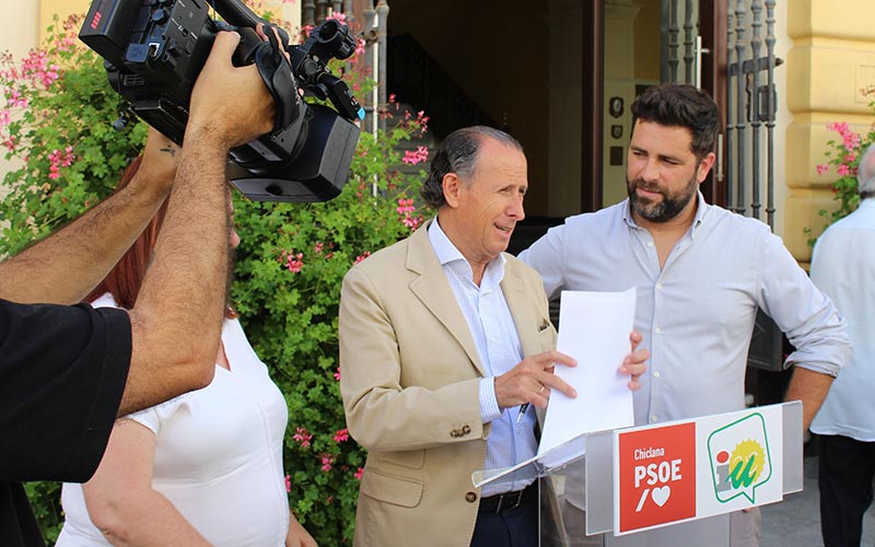 Román y Palmero sellan un acuerdo “lógico, normal y coherente por Chiclana”; PSOE e IU seguirán cogobernando, ahora con “estabilidad”