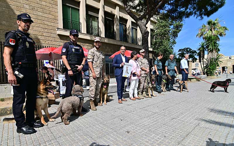Subdelegación del Gobierno refresca a los gaditanos con mascota las “implicaciones y obligaciones” de una tenencia responsable