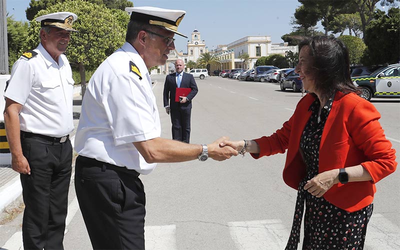 La ministra de Defensa se interesa por los detalles del BAM-IS que se construirá en Puerto Real: “la Armada española se merece lo mejor”