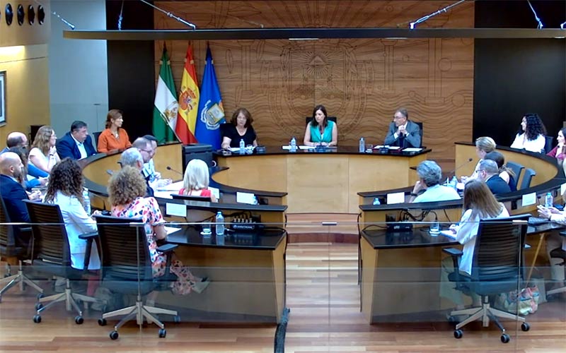 La oposición afea la “injustificada” subida de sueldos de los políticos en el Ayuntamiento isleño; el PSOE ve demagogia y populismo