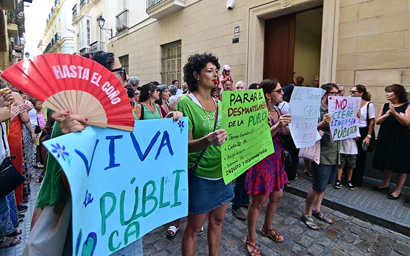 La Junta ni se inmuta ante las nuevas protestas en Cádiz por el cierre de aulas en la pública