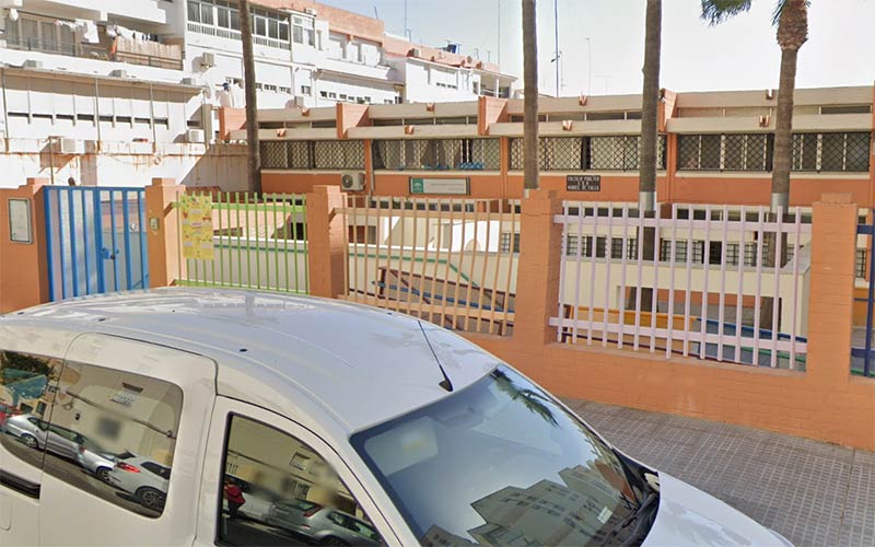 La comunidad escolar del Manuel de Falla se moviliza ante el cierre de líneas, con respaldo municipal; la Junta expone la falta de demanda