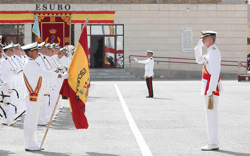 Felipe VI pisa un rato San Fernando para presidir la entrega de los Reales Despachos a los nuevos Suboficiales de la Armada