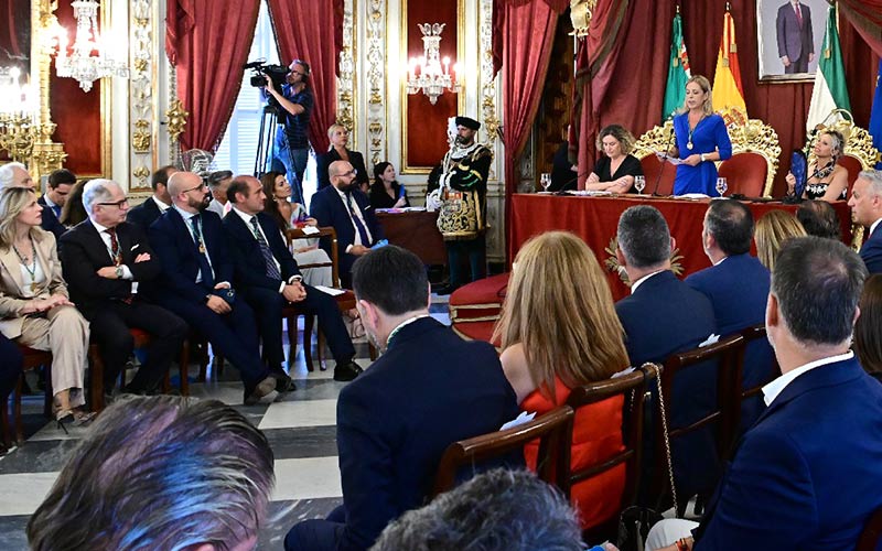 Cinco hombres arropan como vicepresidentes a la presidenta jerezana Almudena Martínez en el Gobierno de derechas de la Diputación de Cádiz