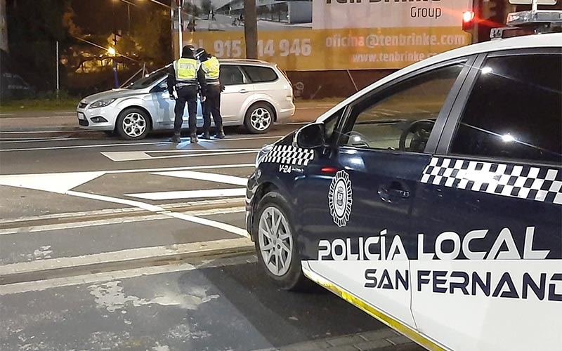 Agentes de la Policía Local en La Isla tienen que costearse o pedir prestado chalecos antibalas y grilletes ante la “dejadez” del Gobierno socialista