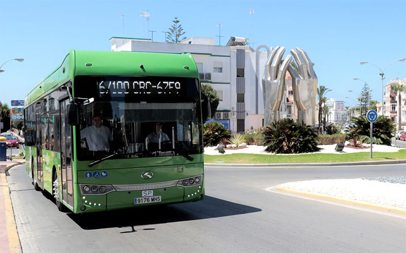El primer autobús eléctrico que se incorpora al servicio urbano en Rota supondrá un ahorro de más de 14.000 litros de combustible anuales