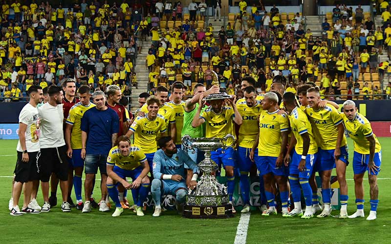 David Gil ‘detiene’ el décimo Trofeo para el Cádiz