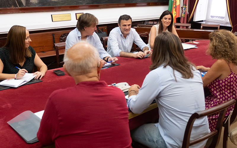 El nuevo alcalde de Cádiz repite ante la Apdha que las personas sin hogar serán otra de sus “prioridades” durante el presente mandato