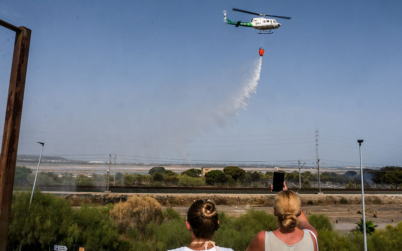 Otro susto en la Bahía: más de cuatro horas de incendio en la zona del Tiro Pichón, en El Puerto