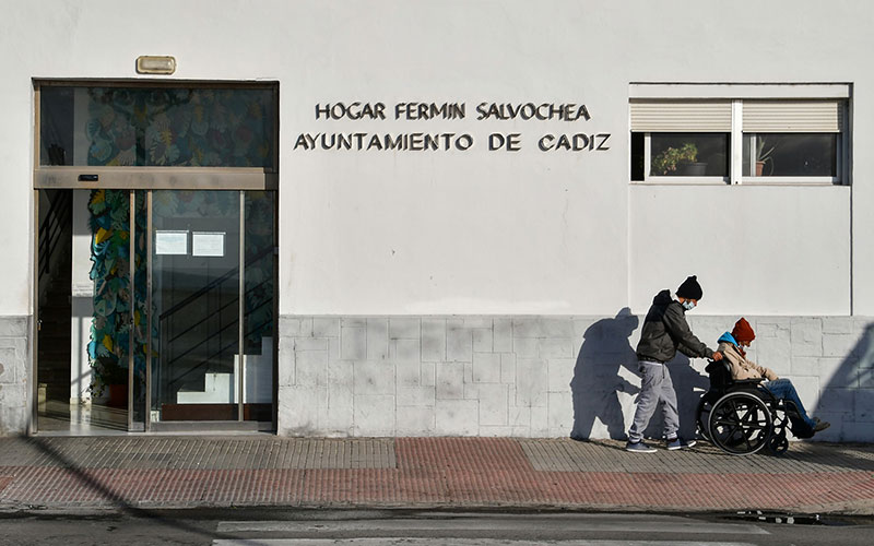 Ponen sobre la mesa la situación del servicio de atención a personas sin hogar en Cádiz: impagos y nueva empresa que llega con oferta a la baja