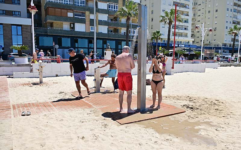 Cádiz también ‘corta’ el agua de las duchas de sus playas para concienciar sobre la sequía