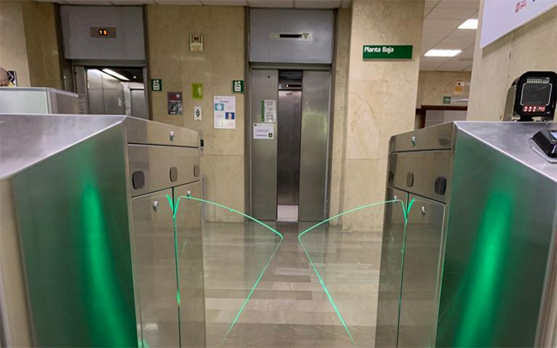 Hospital “fantasma” en pleno mes de agosto: “a día de hoy, es más habitual en el Puerta del Mar de Cádiz tirar un tabique que operar una rodilla”