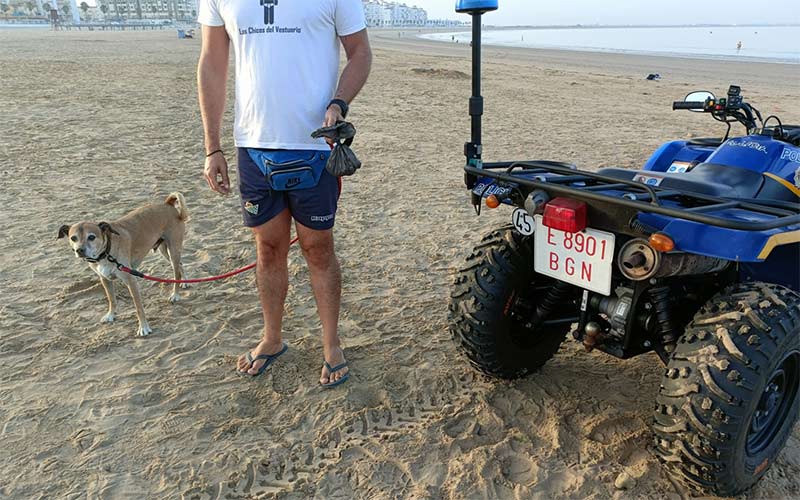 La Policía Local de El Puerto se pone seria frente a quienes bajan al perro a la playa en verano