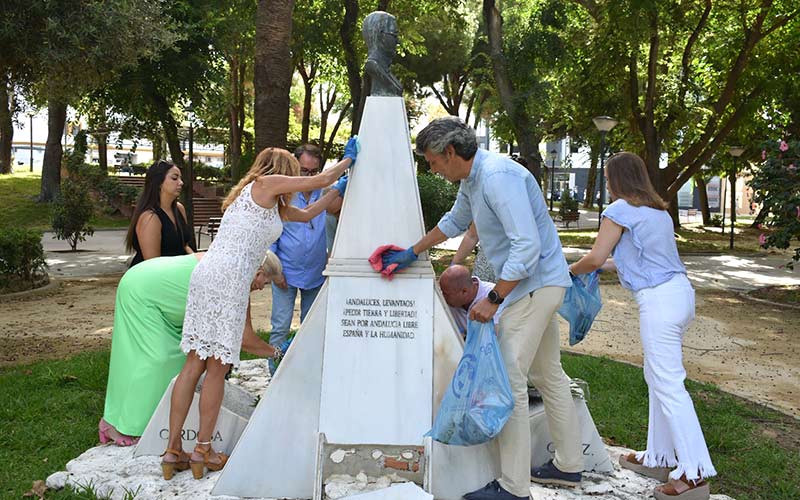 AxSí ‘adecenta’ el rincón que recuerda a Blas Infante y acusa a Cavada de querer borrar de la memoria “lo que fue el andalucismo para La Isla”