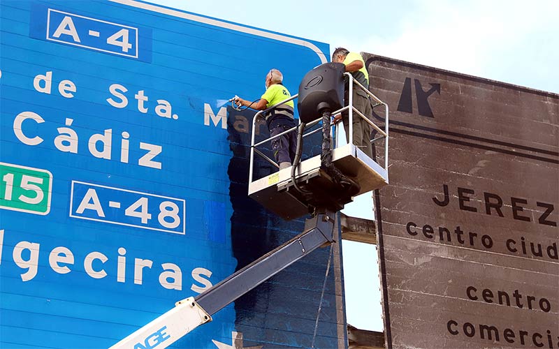 Paneles de señalización de las entradas a Jerez por la zona sur ‘agradecen’ una limpieza a fondo
