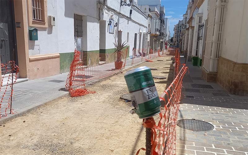 La obra de renovación de la calle Almirante Cervera acumula ya tres meses de retraso
