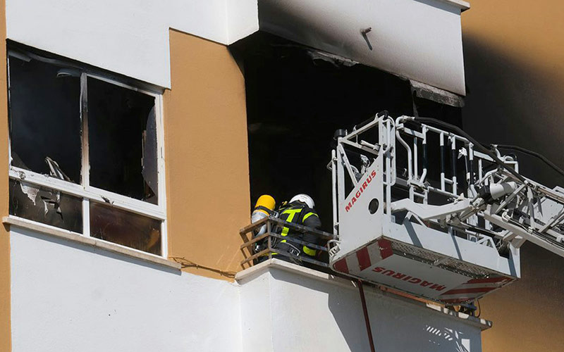 Alarma y vecinos desalojados en un bloque de la Barriada de La Paz por un incendio “de gran virulencia por el levante” en una vivienda
