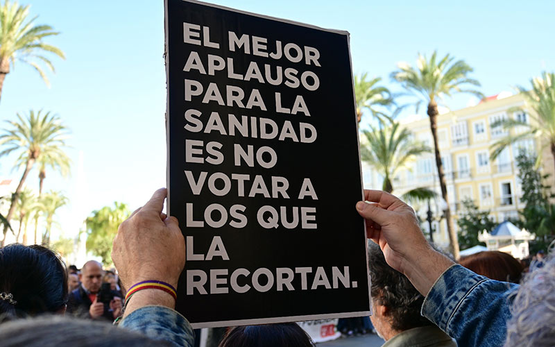 Sanz defiende que en Cádiz la espera media para ir al médico es de “3,8 días”; Adelante demuestra la “bochornosa mentira” tratando de coger cita