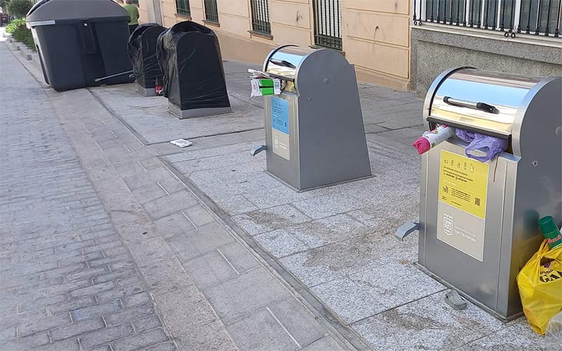 Contenedores y parterres “descuidados” en Héroes del Baleares “tan solo cinco meses después” de la dilatada remodelación de la calle