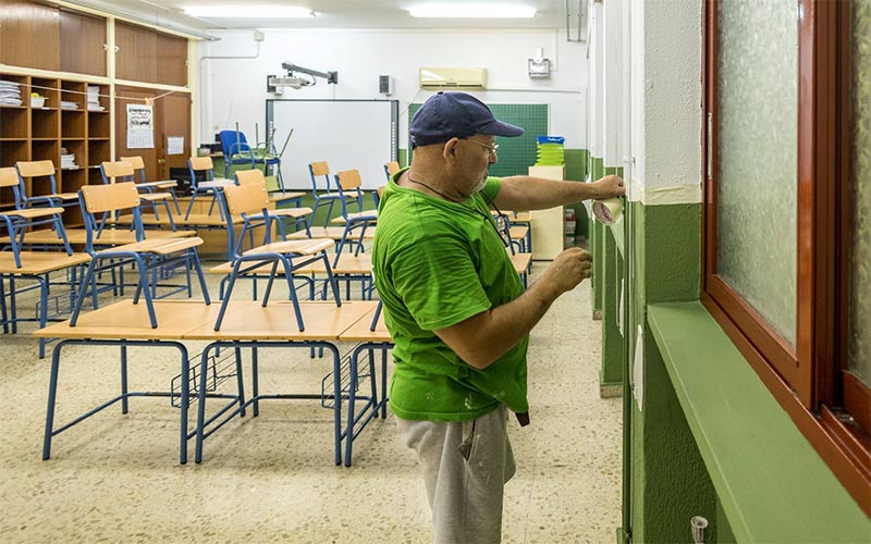 El Gobierno isleño alardea de su “inquebrantable compromiso” con el mantenimiento de los colegios públicos pero se queja de la antigüedad