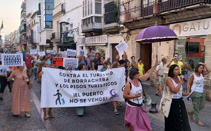 Vecinos de El Puerto salen a la calle indignados por “los ruidos, vómitos y peleas” asociados “al turismo de borrachera y los pisos turísticos”