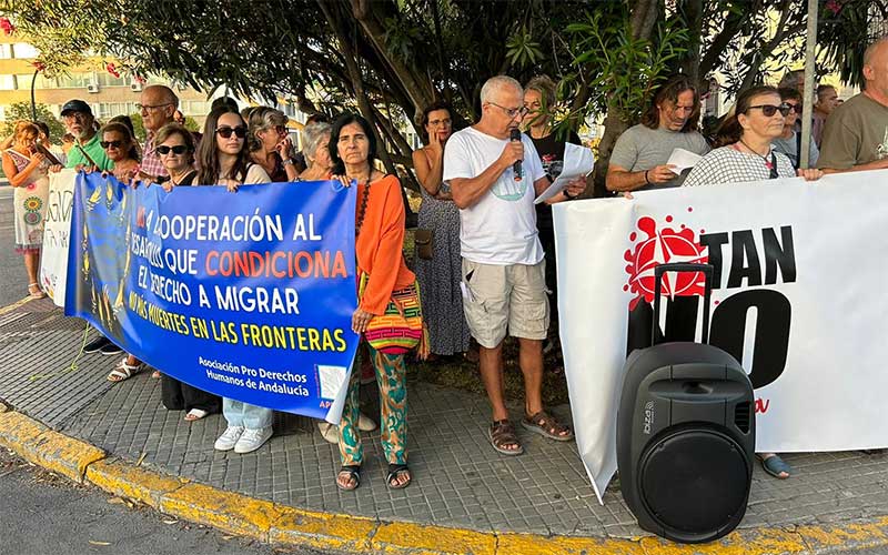 “Por una cooperación no condicionada y que respete los derechos humanos”; una protesta da la ‘bienvenida’ a Cádiz a los ministros de la UE