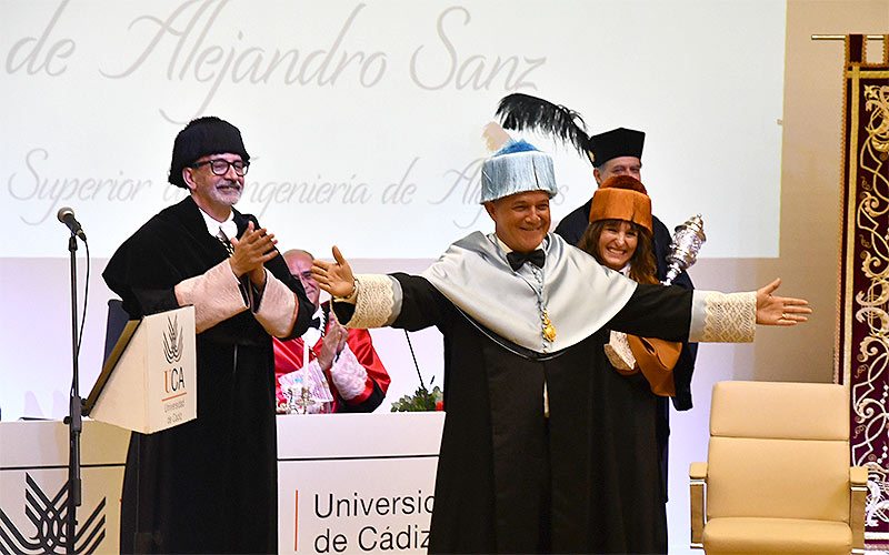 El cantante Alejandro Sanz es investido doctor Honoris Causa por la Universidad de Cádiz “con alegría, también de ser un alumno, siempre”