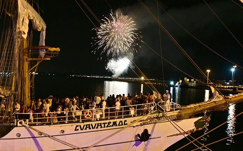 Piden al alcalde de Cádiz “más sensibilidad y empatía” y que no vuelvan los fuegos artificiales