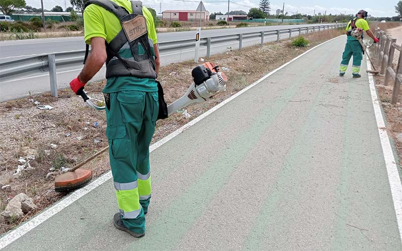 La Junta ejecuta al fin el mantenimiento y el desbroce del agrietado carril bici a Costa Ballena