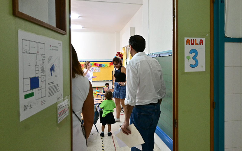 El alcalde visita el ‘recortado’ Tierno Galván y da la bienvenida al curso escolar prometiendo más dinero para mantenimiento de colegios públicos