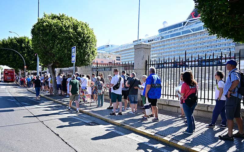 Más de 20.000 cruceristas ‘toman’ Cádiz