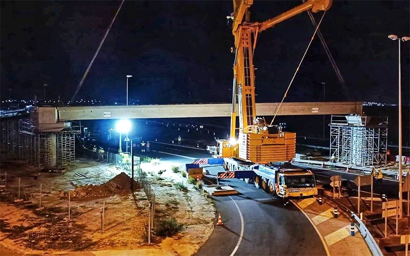 Colocadas las vigas de la pasarela que “dará sentido” a la parada del Trambahía de Tres Caminos, un hito “de especial complejidad”