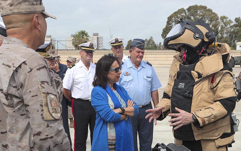 Robles se asoma por San Fernando para ensalzar la “profesionalidad y preparación” del personal del TEAR y del Real Observatorio de la Armada