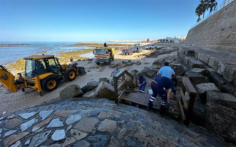 ‘Cerrada’ la escalera de caracol a la playa “por seguridad” ante la progresiva falta de arena