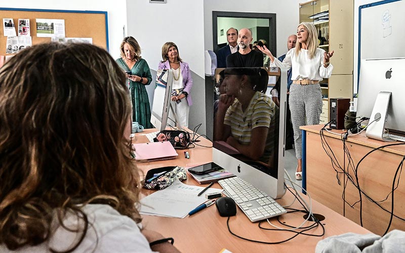 Del Pozo inaugura el curso en las enseñanzas de Régimen Especial con una visita a la Escuela de Arte de Cádiz; la provincia suma 13.485 alumnos