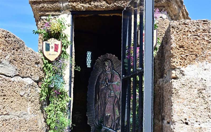 Denuncian que en Cádiz “se imponen en pleno siglo XXI símbolos religiosos en el espacio público”, permitiendo “capillas” en las murallas
