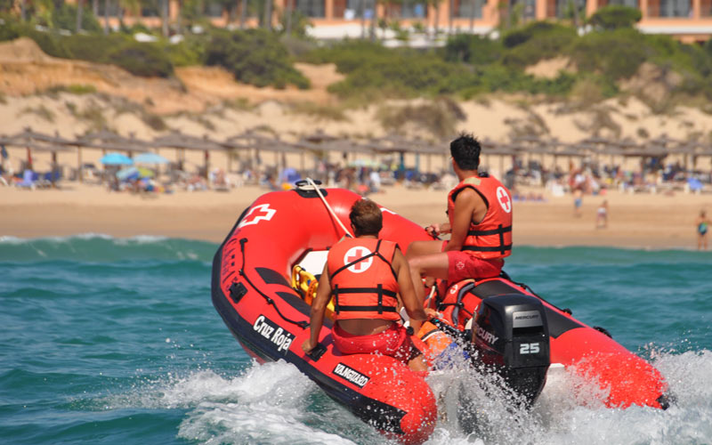 La “normalidad” define el verano en la playa de La Barrosa para el servicio de socorrismo