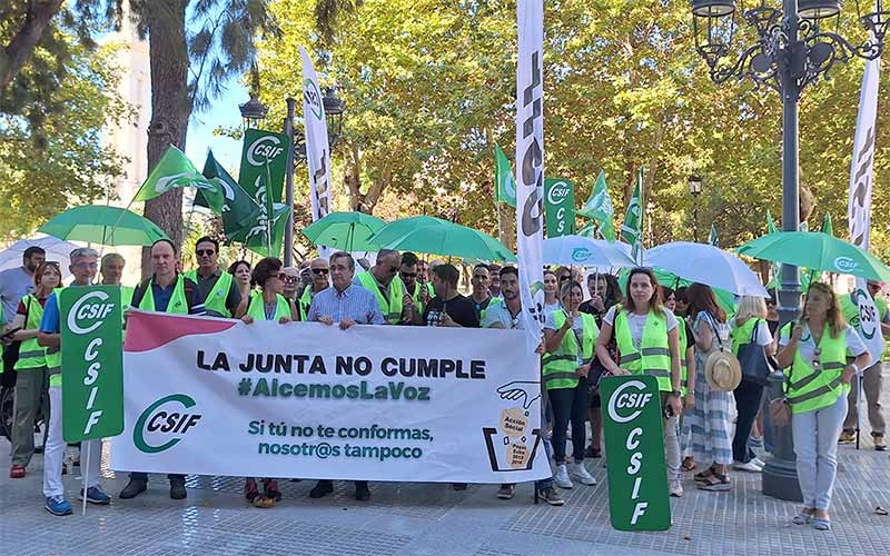 CSIF protesta en Cádiz para exigir a la Junta las pagas extra que Rajoy ‘quitó’ a sus funcionarios