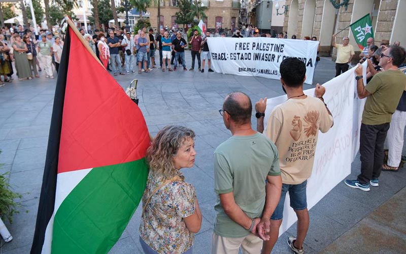Gaditanos se concentran en solidaridad con el pueblo palestino y para apoyar “su legítima resistencia frente al estado terrorista de Israel”