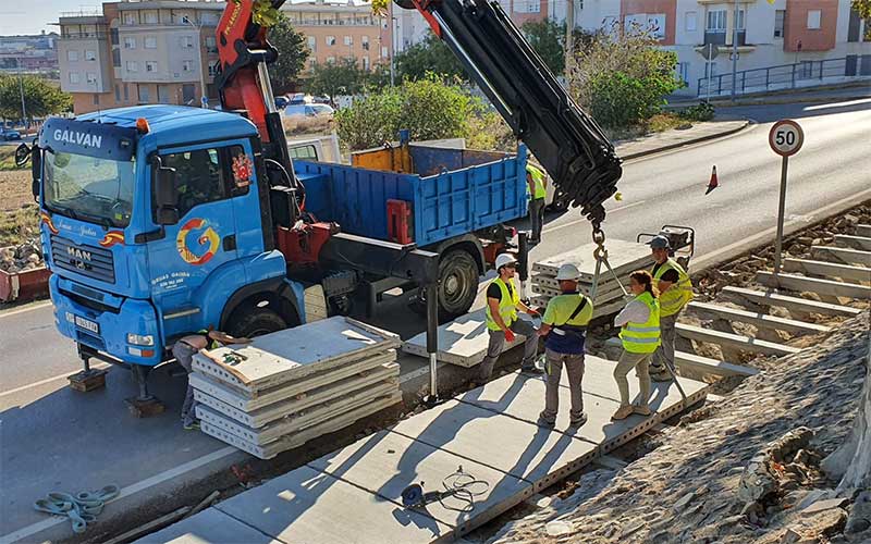 Ya se trabaja en el nuevo acerado entre la carretera de Medina y la barriada San Sebastián