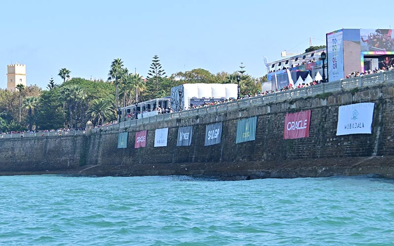 “A Cádiz le sienta muy bien SailGP”: las instituciones que ‘pagan’ hablan de “éxito evidente”, mientras Adelante ve “privatización”