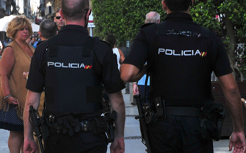 Un vecino de Cádiz intenta matar a su madre y avisa a la Policía para alertar de que “se la había encontrado” inconsciente
