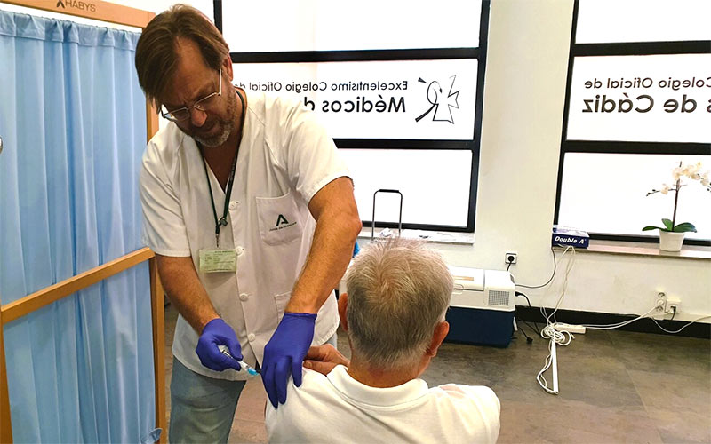 Los ancianos de los centros de salud Mentidero y La Merced deben pasar a vacunarse contra la gripe y el Covid a la sede del Colegio de Médicos