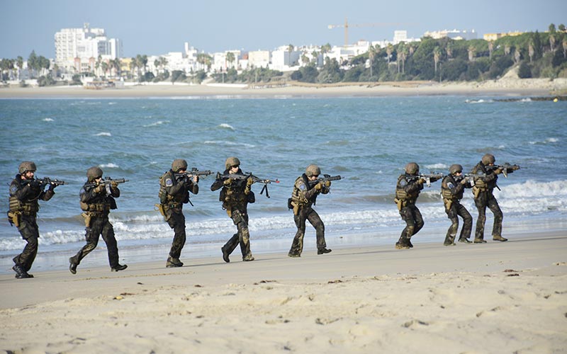 “Lo peor de la hipocresía militarista llega a nuestra Bahía de Cádiz”