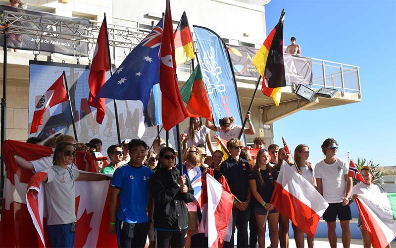 El Mundial de iQFOil Infantil y Juvenil ‘trae’ a la Bahía de Cádiz a 360 windsurfistas de 30 países