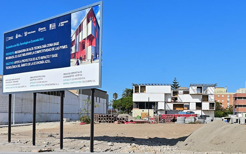 Un fallecido y dos heridos graves tras caerles encima una vidriera en las obras de Zona Base, en el polígono exterior de la Zona Franca de Cádiz