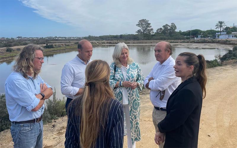 La salina Santa Teresa en Chiclana vuelve a tener actividad tras décadas usada como escombrera