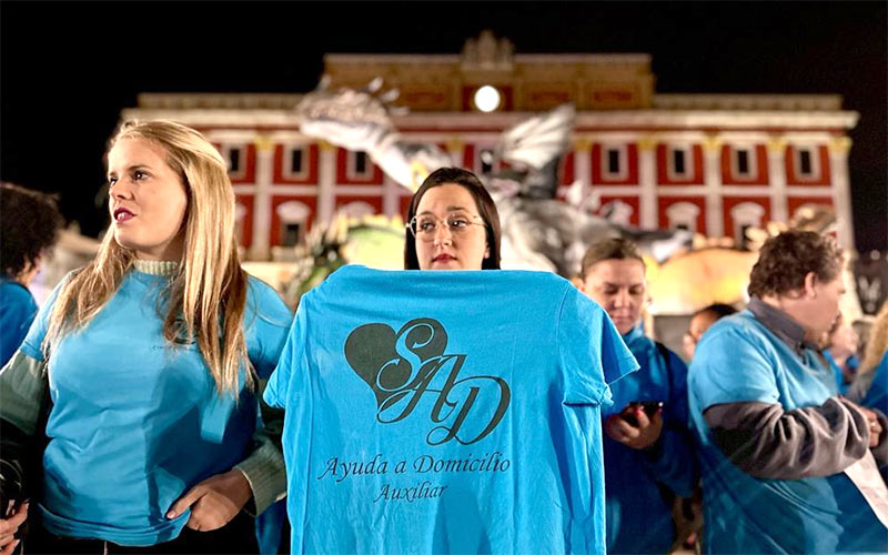 La “precarizada” plantilla de la ayuda a domicilio en La Isla retoma las protestas harta de esperar