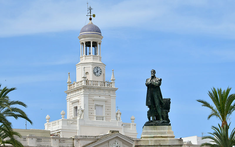 La renuncia de la única firma licitante al servicio de ayuda a domicilio en Cádiz empuja a PSOE y Adelante a apostar por la municipalización