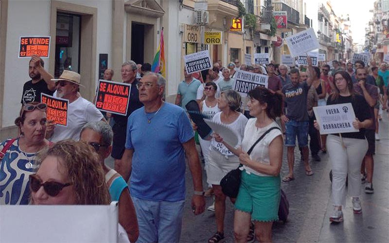 El PSOE plantea en El Puerto “una zona de ocio alternativa a los botellones” y el PP la dibuja como “un botellódromo para beber sin control”